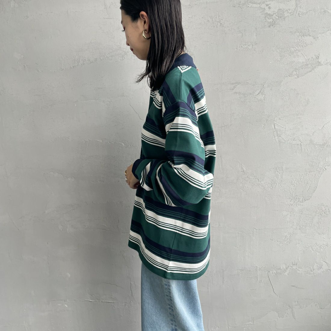 UNIVERSAL OVERALL [ユニバーサルオーバーオール] 別注 ロングスリーブ ボーダーポロシャツ [U2411284IN-JF] GRN BORDER &&モデル身長：163cm 着用サイズ：S&&