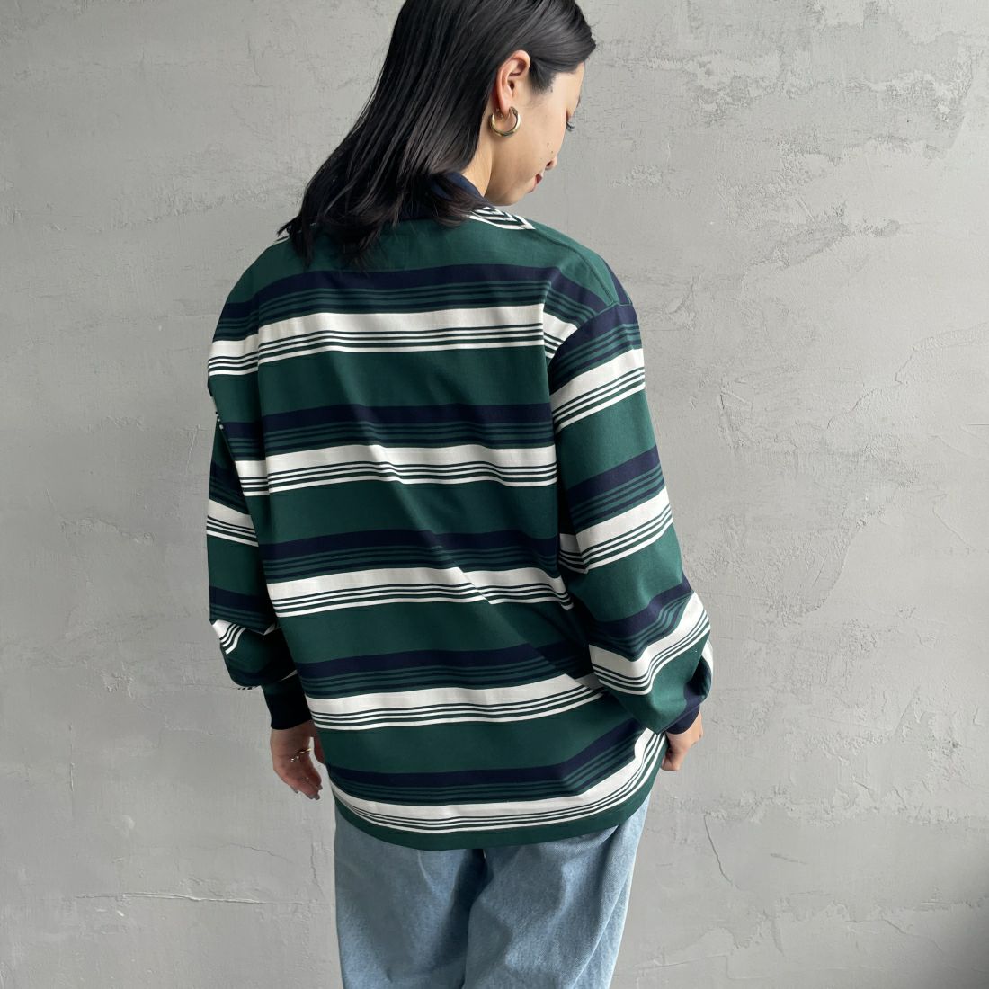 UNIVERSAL OVERALL [ユニバーサルオーバーオール] 別注 ロングスリーブ ボーダーポロシャツ [U2411284IN-JF] GRN BORDER &&モデル身長：163cm 着用サイズ：S&&