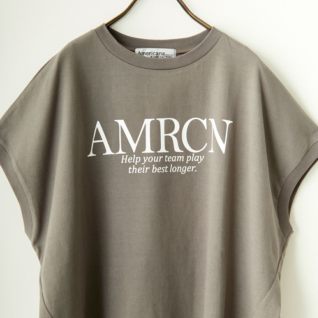 Americana × JEANS FACTORY [アメリカーナ × ジーンズファクトリー] 別注 ラウンドヘムフロントロゴTシャツ [ASO-M-700-1-JF] ﾁｬｺｰﾙ