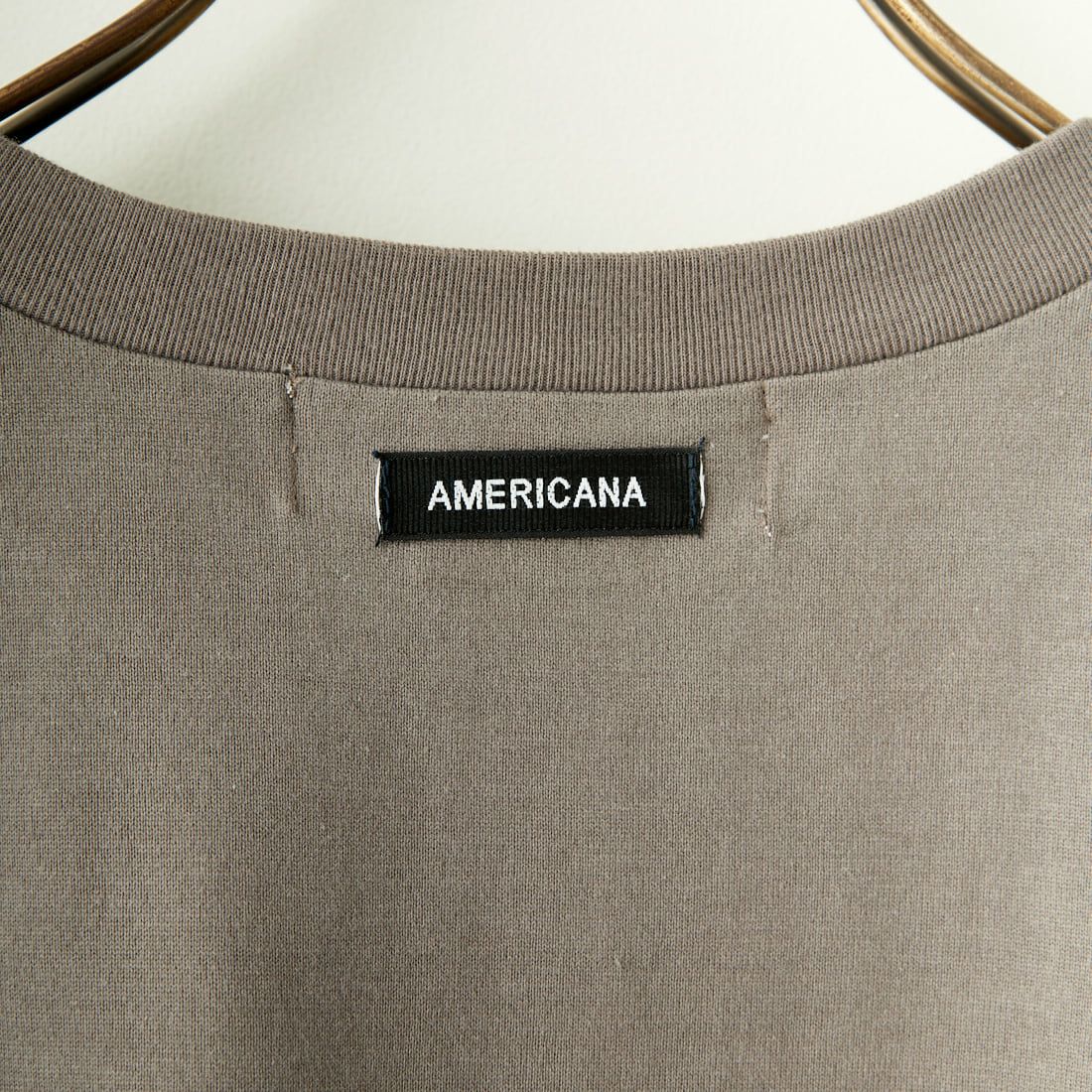Americana × JEANS FACTORY [アメリカーナ × ジーンズファクトリー] 別注 ラウンドヘムフロントロゴTシャツ [ASO-M-700-1-JF]