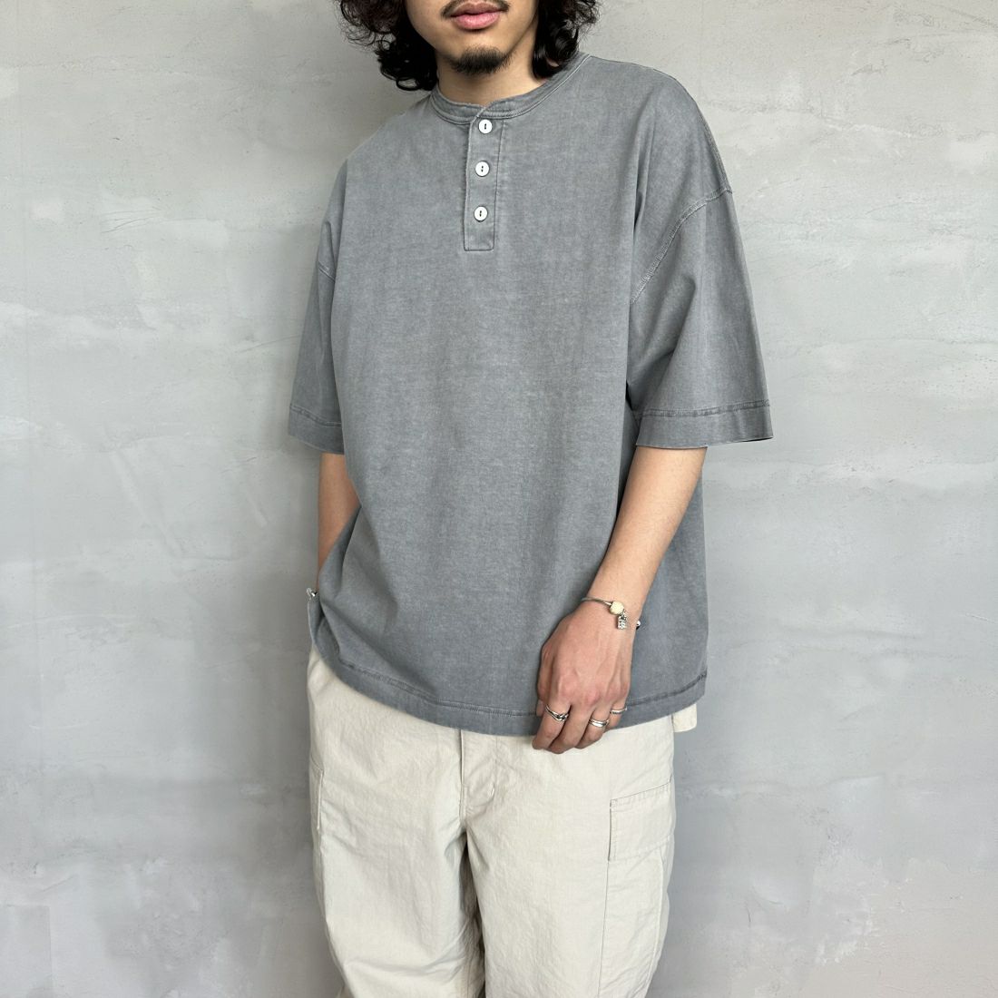 Health knit [ヘルスニット] 別注 ビックシルエット ヘンリーネックTシャツ [HR24S-M021-JF] CHARCOAL &&モデル身長：173cm 着用サイズ：XXL&&