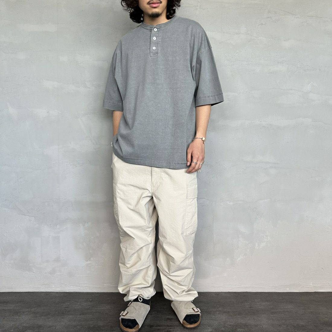 Health knit [ヘルスニット] 別注 ビックシルエット ヘンリーネックTシャツ [HR24S-M021-JF] CHARCOAL &&モデル身長：173cm 着用サイズ：XXL&&