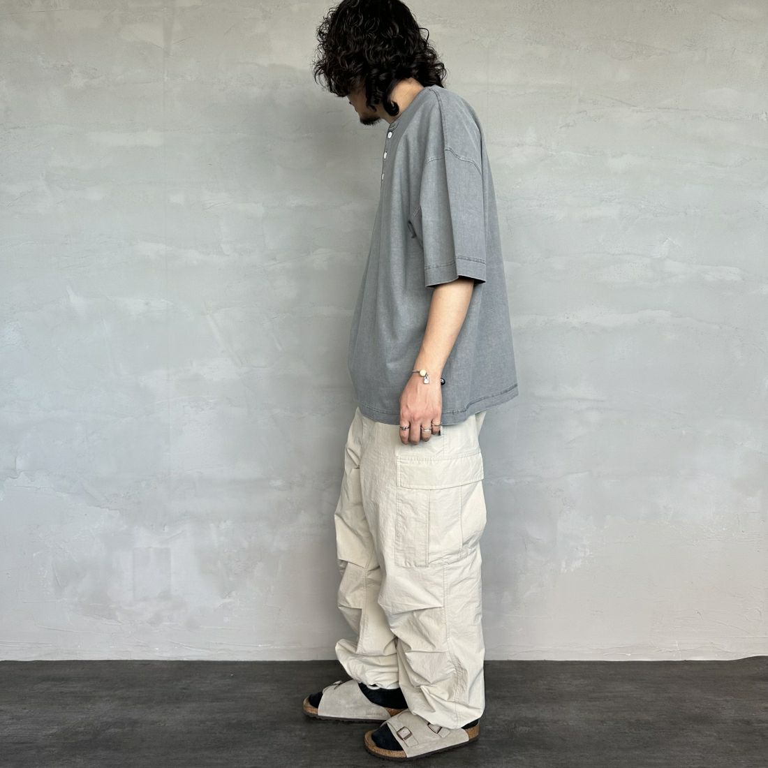 Health knit [ヘルスニット] 別注 ビックシルエット ヘンリーネックTシャツ [HR24S-M021-JF] CHARCOAL &&モデル身長：173cm 着用サイズ：XXL&&