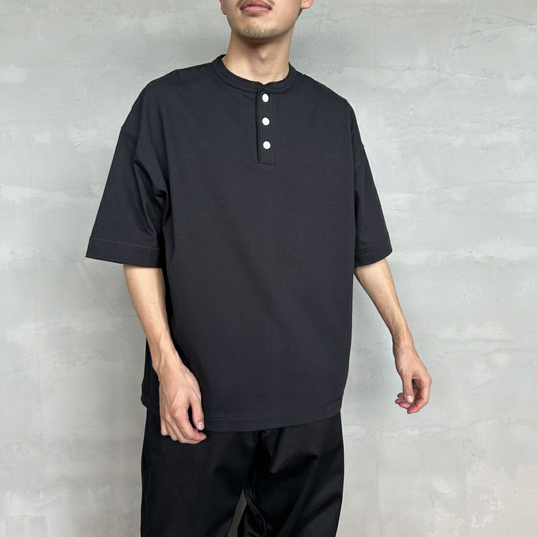 Health knit [ヘルスニット] 別注 ビックシルエット ヘンリーネックTシャツ [HR24S-M021-JF] BLACK &&モデル身長：168cm 着用サイズ：L&&