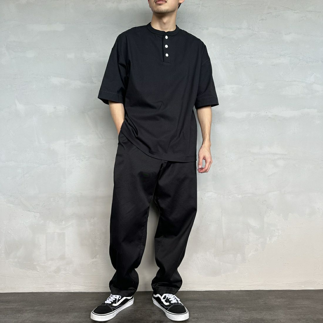 Health knit [ヘルスニット] 別注 ビックシルエット ヘンリーネックTシャツ [HR24S-M021-JF] BLACK &&モデル身長：168cm 着用サイズ：L&&