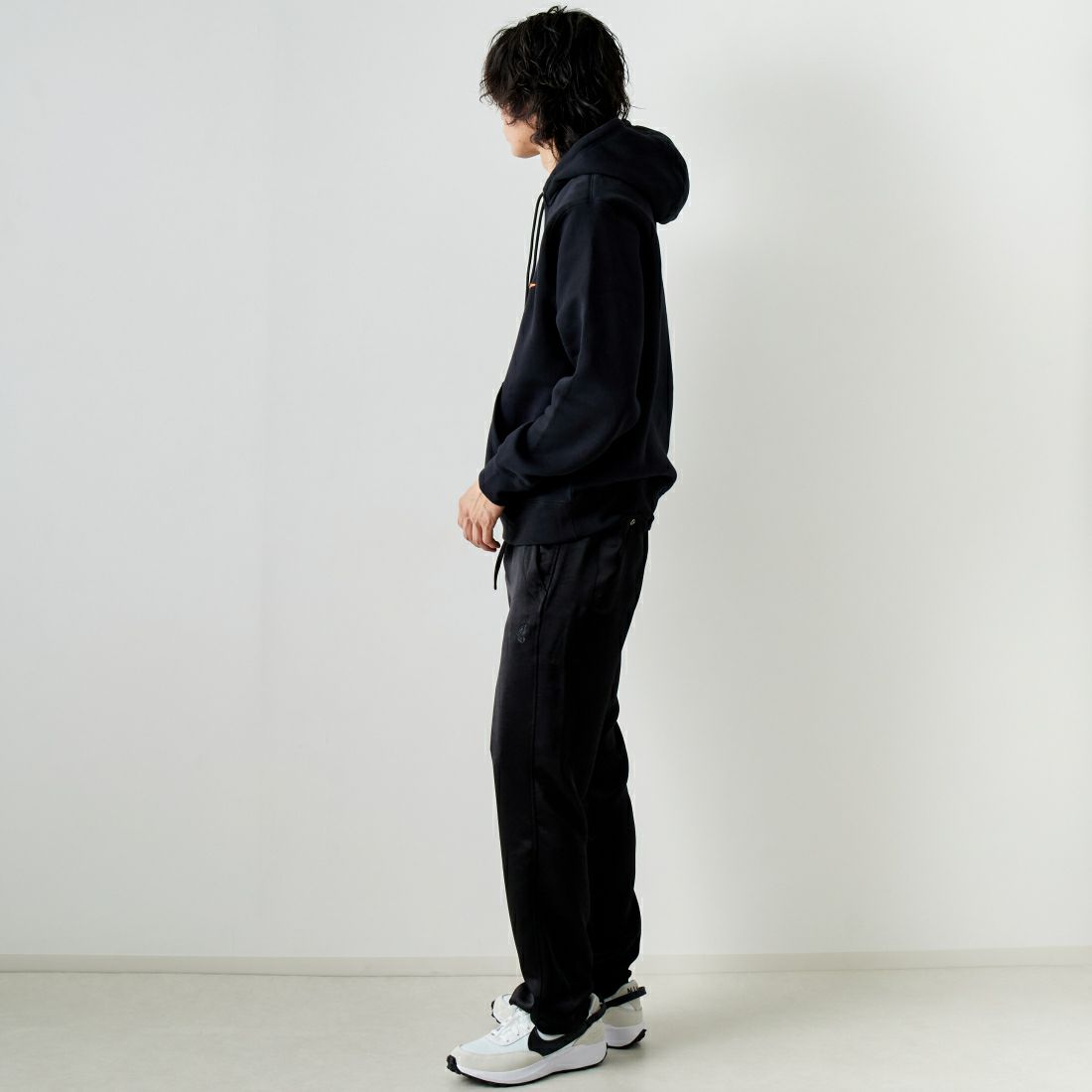 NIKE [ナイキ] ナイキクラブフリース プルオーバーパーカー [FN3105] 010 BLACK &&モデル身長：182cm 着用サイズ：L&&