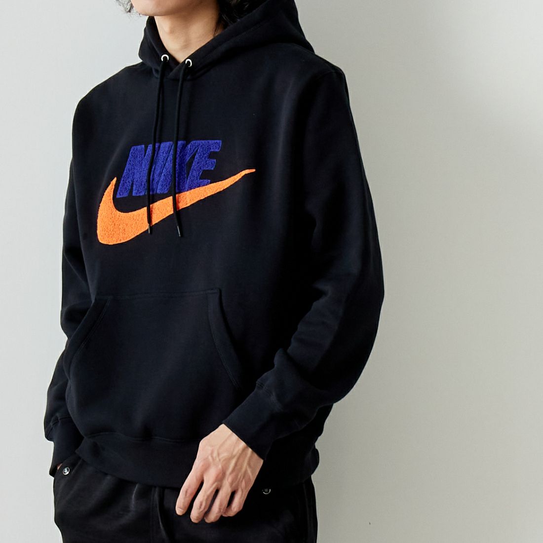 NIKE [ナイキ] ナイキクラブフリース プルオーバーパーカー [FN3105] 010 BLACK &&モデル身長：182cm 着用サイズ：L&&