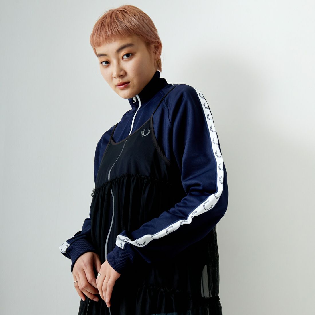 FRED PERRY [フレッドペリー] トラックジャケット [J4620] 885 CARBON &&モデル身長：160cm 着用サイズ：S&&