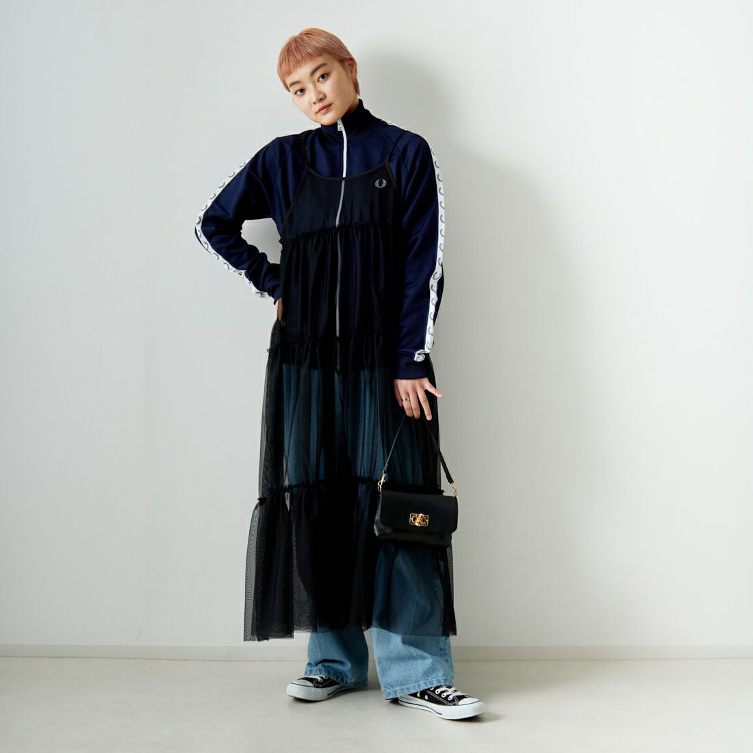 FRED PERRY [フレッドペリー] トラックジャケット [J4620] 885 CARBON &&モデル身長：160cm 着用サイズ：S&&