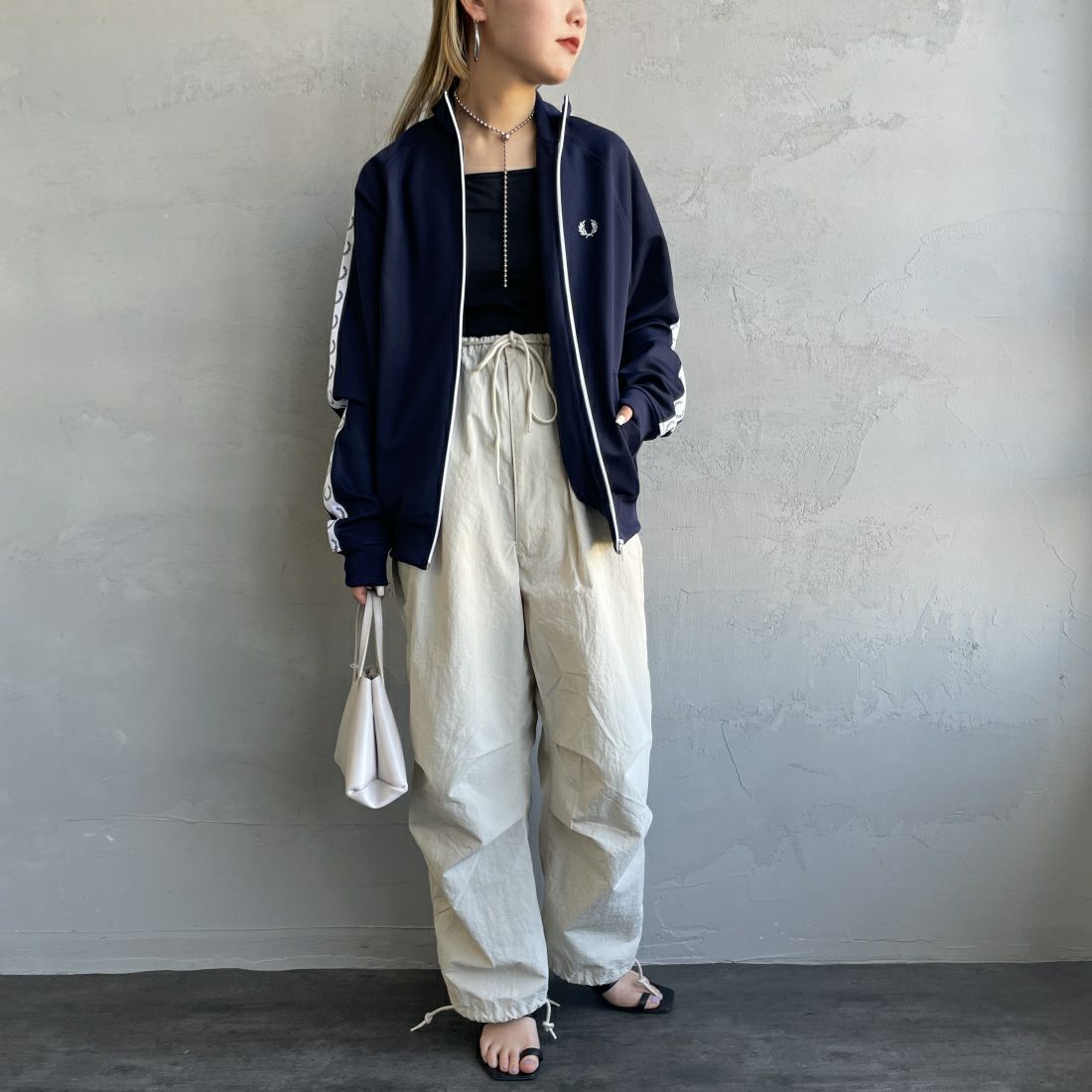 FRED PERRY [フレッドペリー] トラックジャケット [J4620] 885 CARBON &&モデル身長：156cm 着用サイズ：S&&