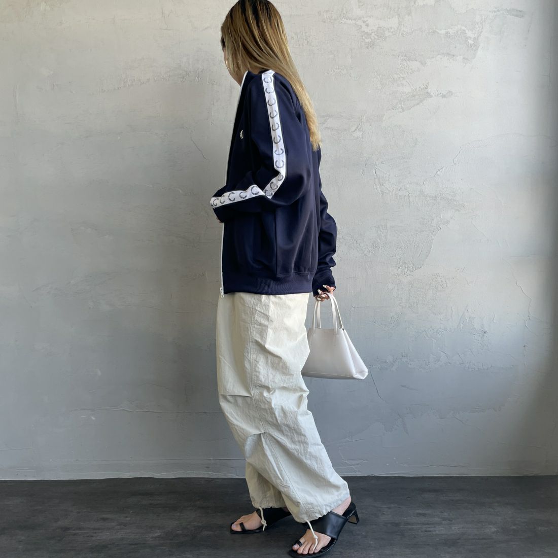 FRED PERRY [フレッドペリー] トラックジャケット [J4620] 885 CARBON &&モデル身長：156cm 着用サイズ：S&&