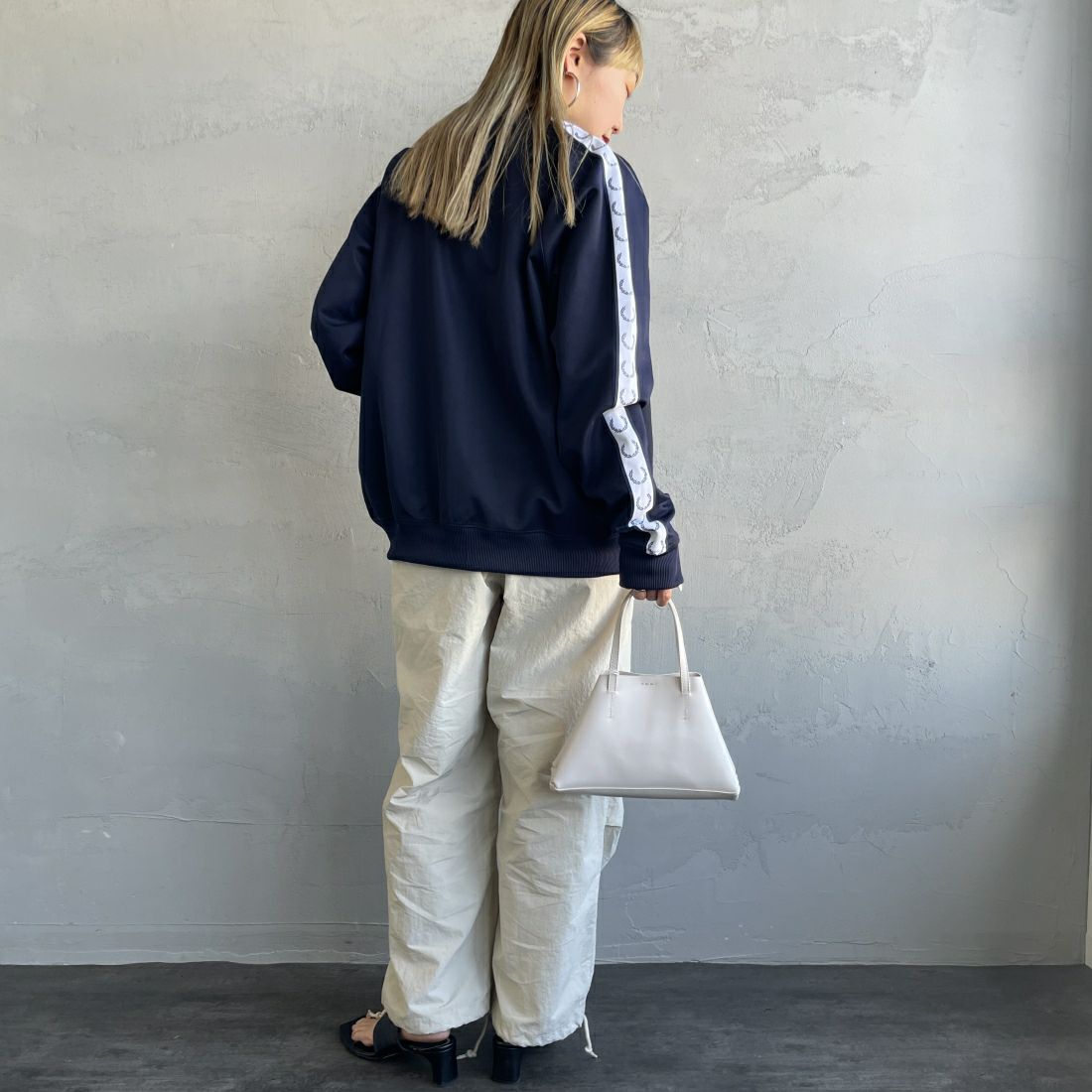 FRED PERRY [フレッドペリー] トラックジャケット [J4620] 885 CARBON &&モデル身長：156cm 着用サイズ：S&&