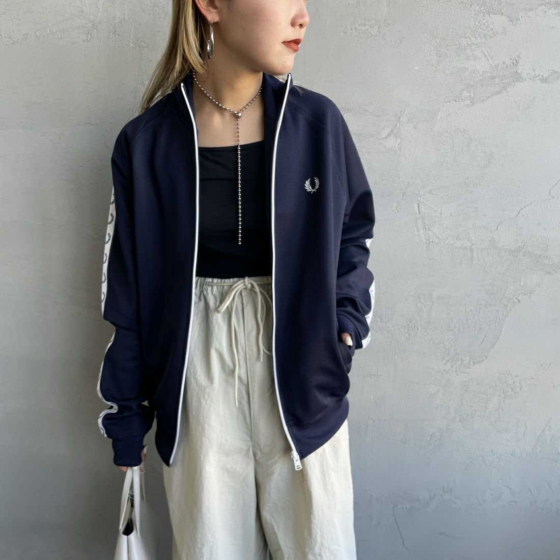 FRED PERRY [フレッドペリー] トラックジャケット [J4620] 885 CARBON &&モデル身長：156cm 着用サイズ：S&&