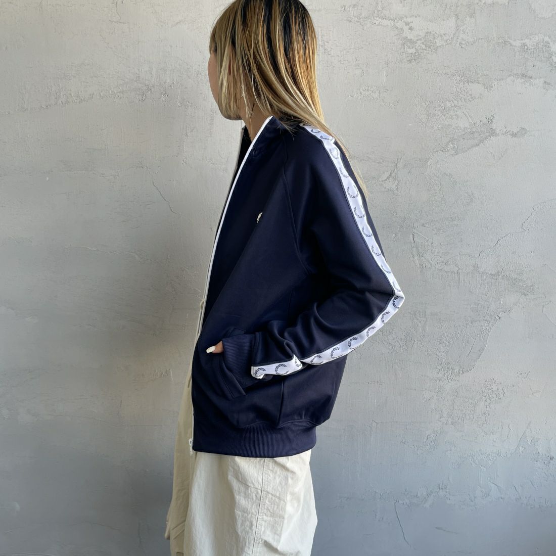 FRED PERRY [フレッドペリー] トラックジャケット [J4620] 885 CARBON &&モデル身長：156cm 着用サイズ：S&&