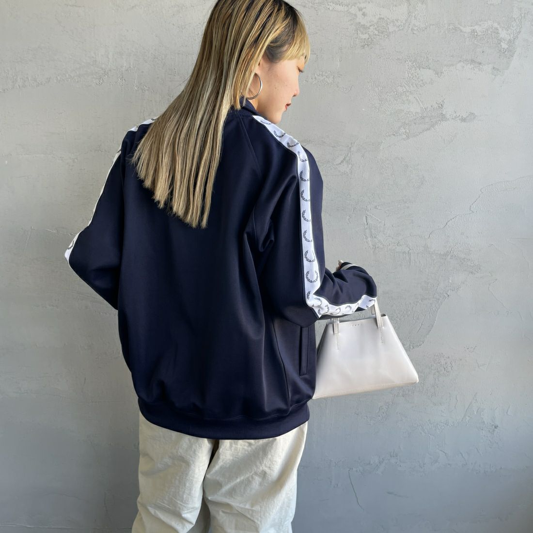 FRED PERRY [フレッドペリー] トラックジャケット [J4620] 885 CARBON &&モデル身長：156cm 着用サイズ：S&&