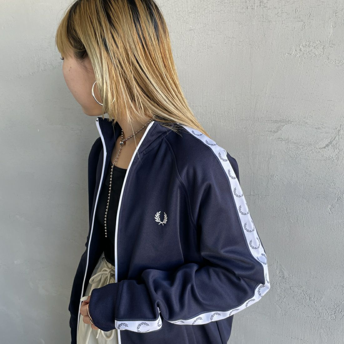 FRED PERRY [フレッドペリー] トラックジャケット [J4620] 885 CARBON &&モデル身長：156cm 着用サイズ：S&&