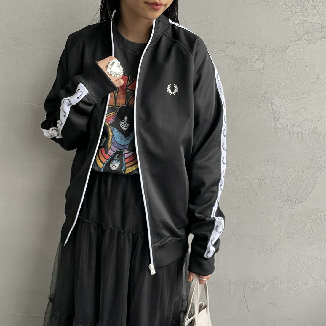 FRED PERRY [フレッドペリー] トラックジャケット [J4620] 198 BLACK &&モデル身長：156cm 着用サイズ：S&&
