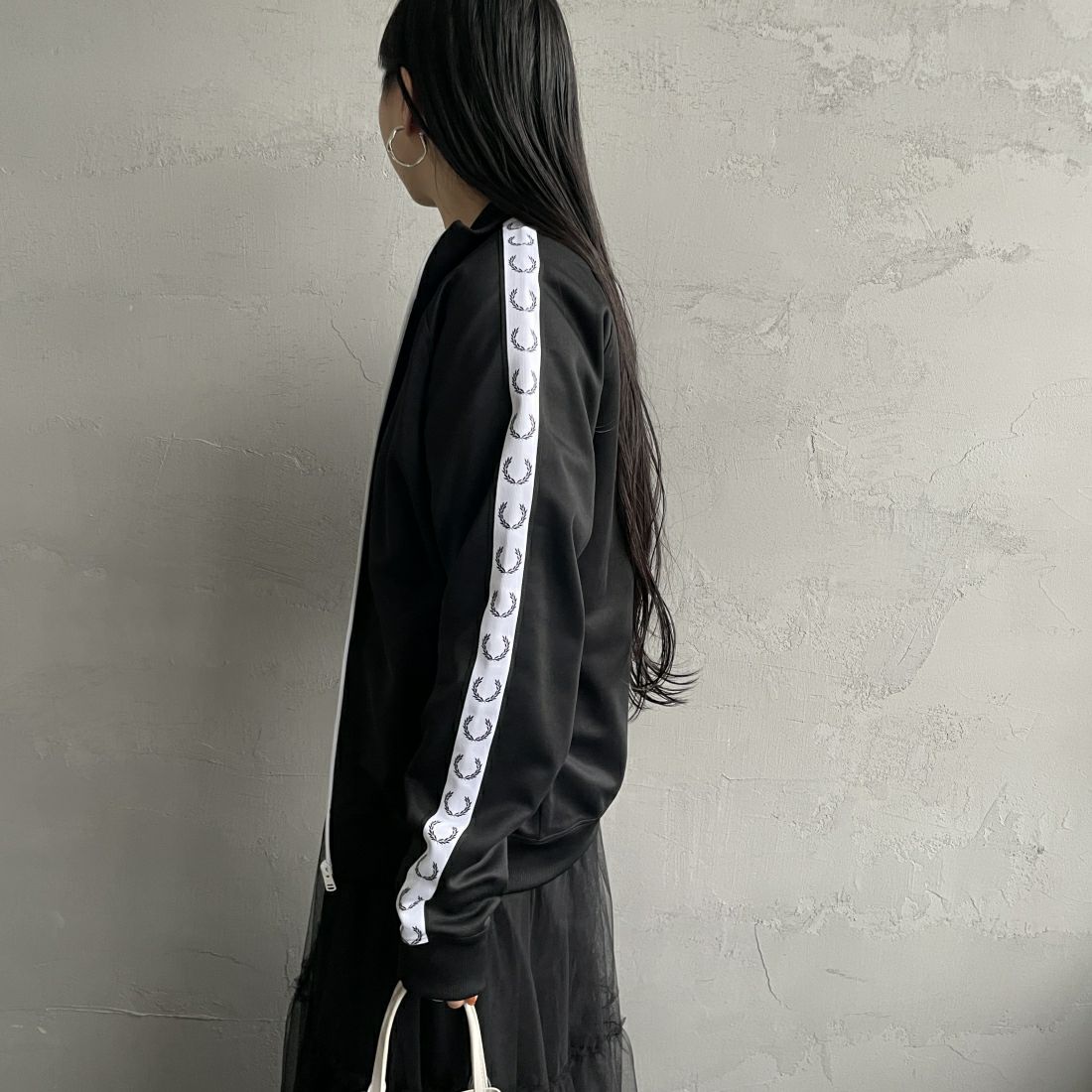 FRED PERRY [フレッドペリー] トラックジャケット [J4620] 198 BLACK &&モデル身長：156cm 着用サイズ：S&&