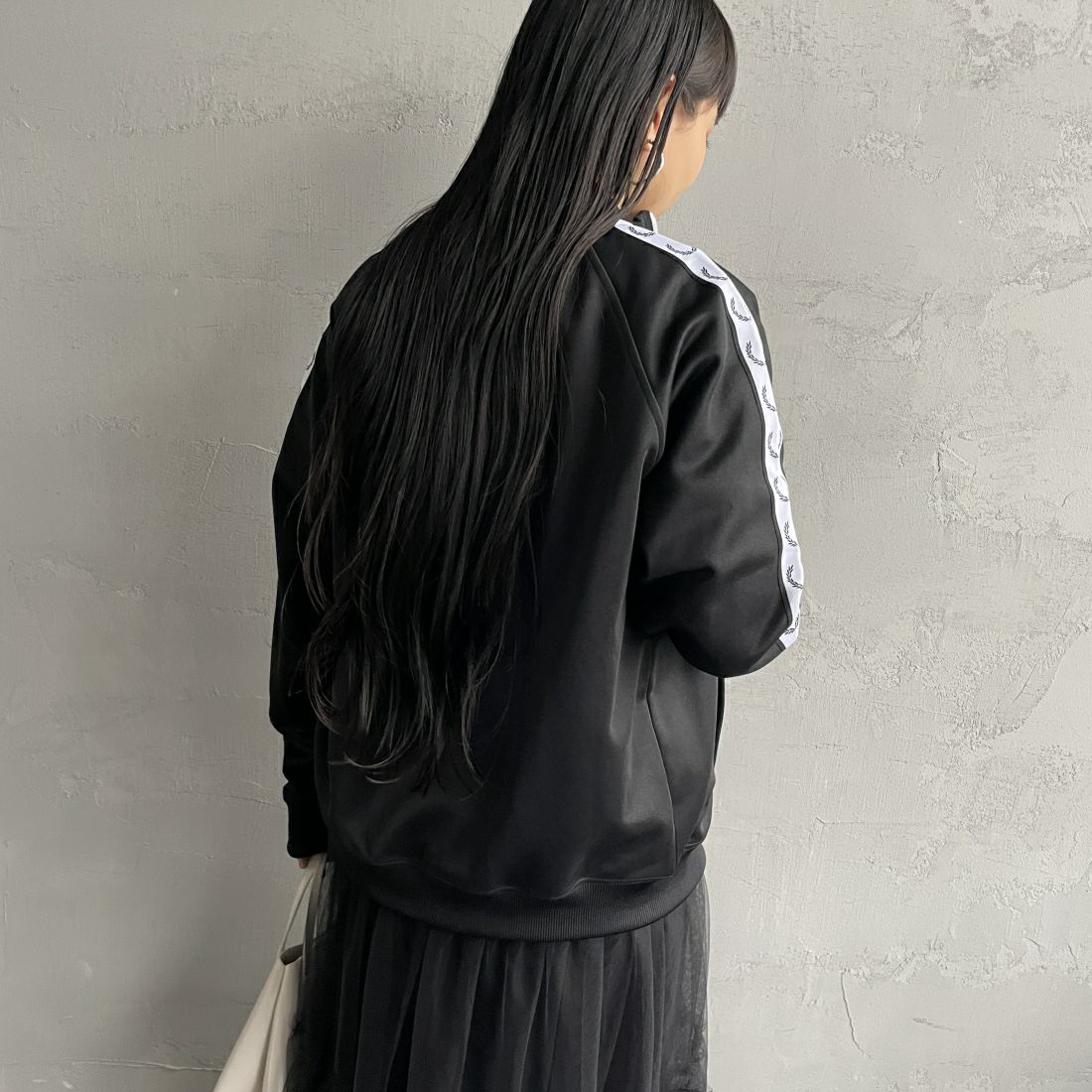 FRED PERRY [フレッドペリー] トラックジャケット [J4620] 198 BLACK &&モデル身長：156cm 着用サイズ：S&&