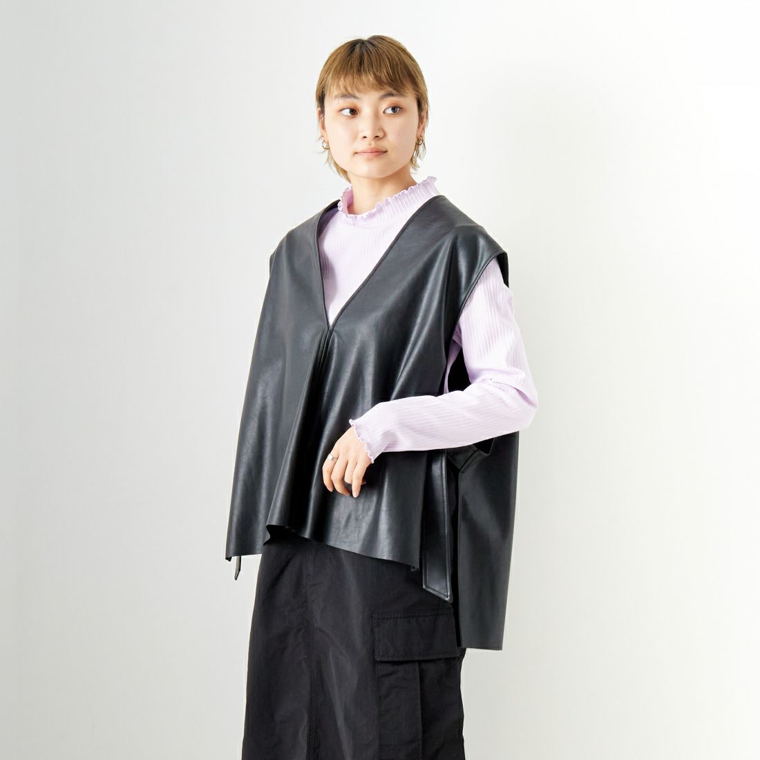 CADDITION [キャディション] エコレザーVネックベスト [541090] 12 BLACK &&モデル身長：160cm 着用サイズ：F&&