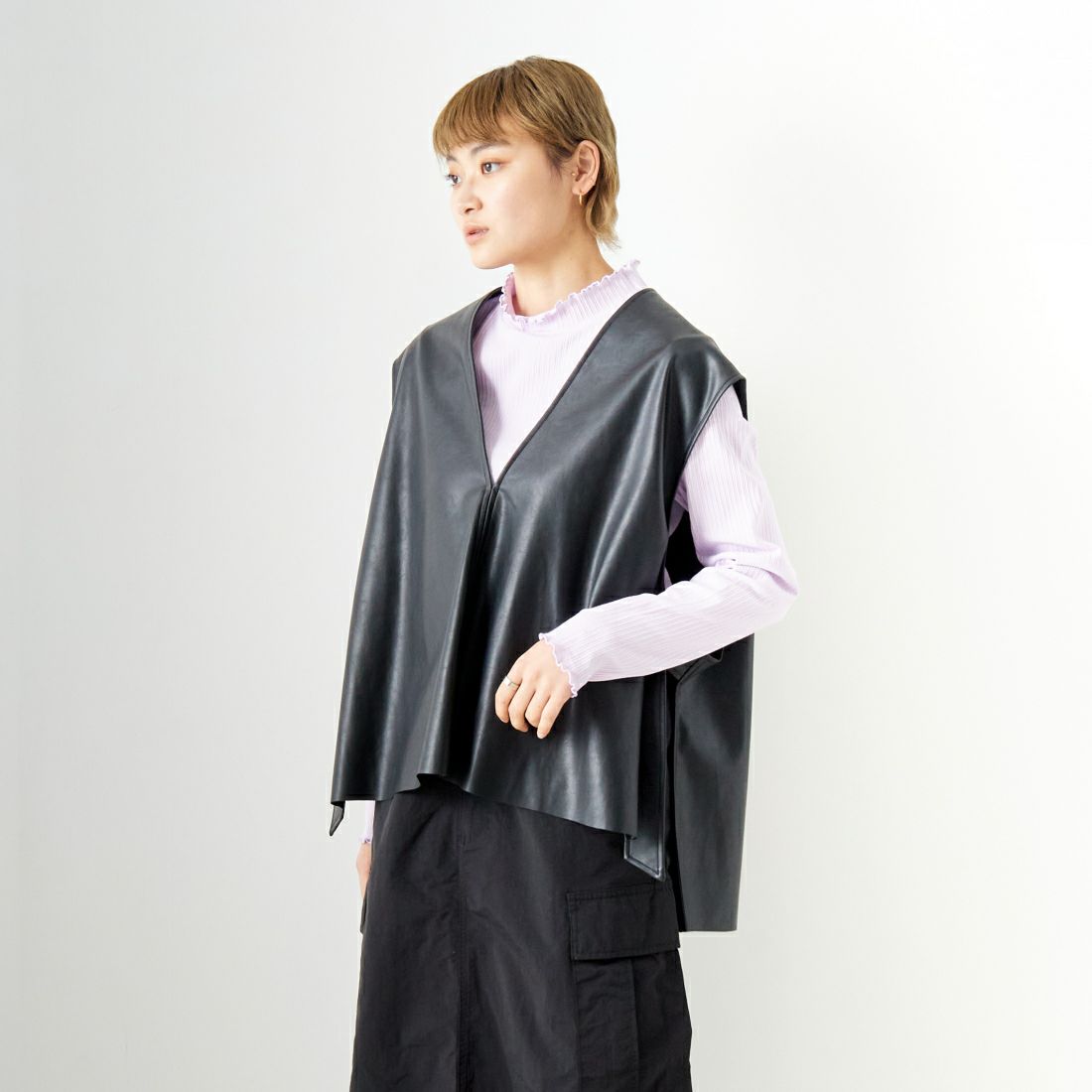 CADDITION [キャディション] エコレザーVネックベスト [541090] 12 BLACK &&モデル身長：160cm 着用サイズ：F&&