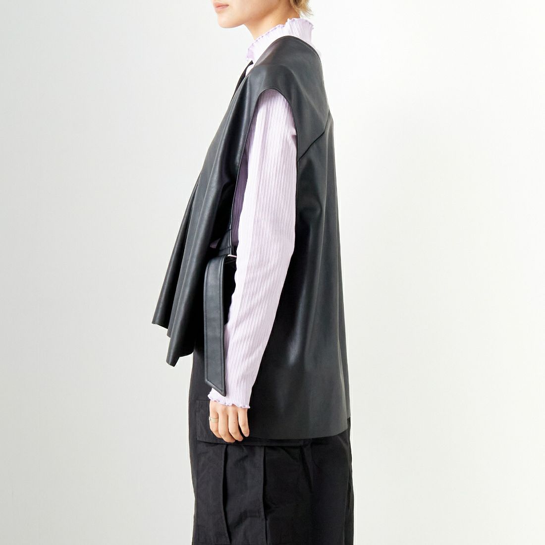 CADDITION [キャディション] エコレザーVネックベスト [541090] 12 BLACK &&モデル身長：160cm 着用サイズ：F&&