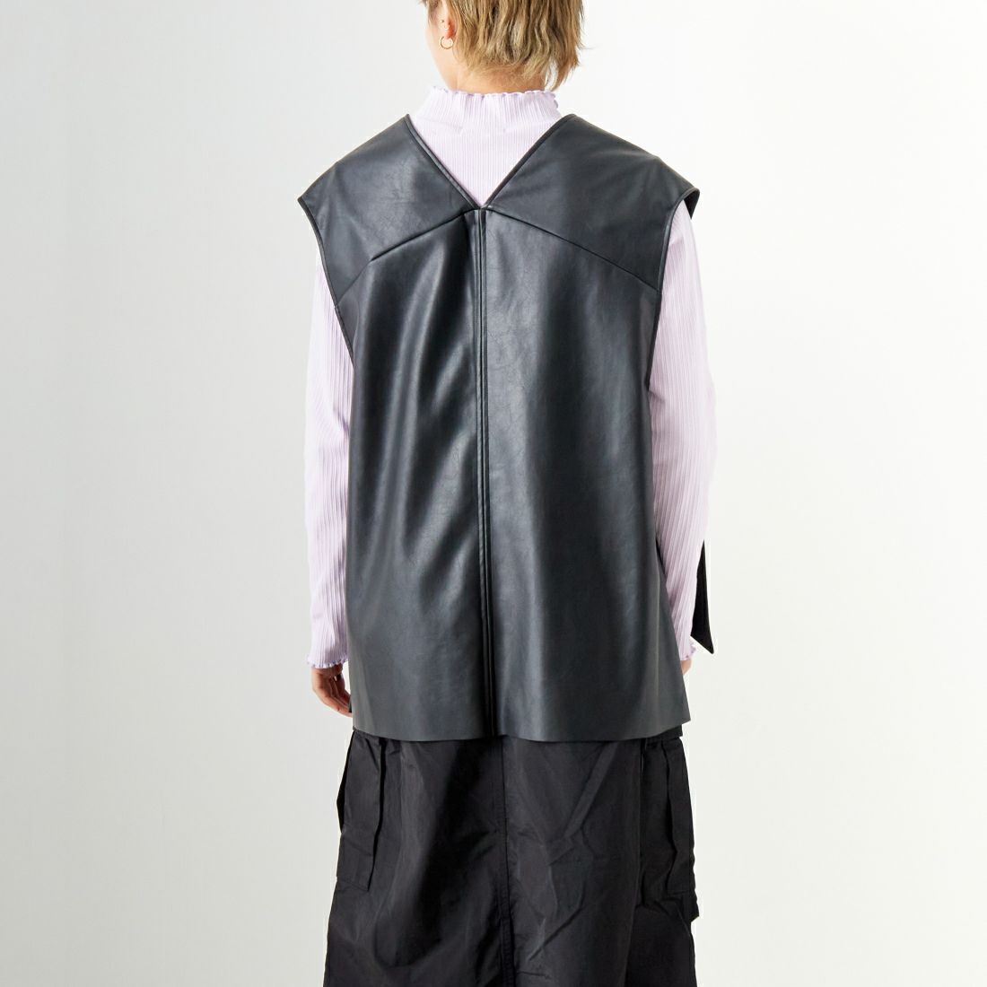 CADDITION [キャディション] エコレザーVネックベスト [541090] 12 BLACK &&モデル身長：160cm 着用サイズ：F&&