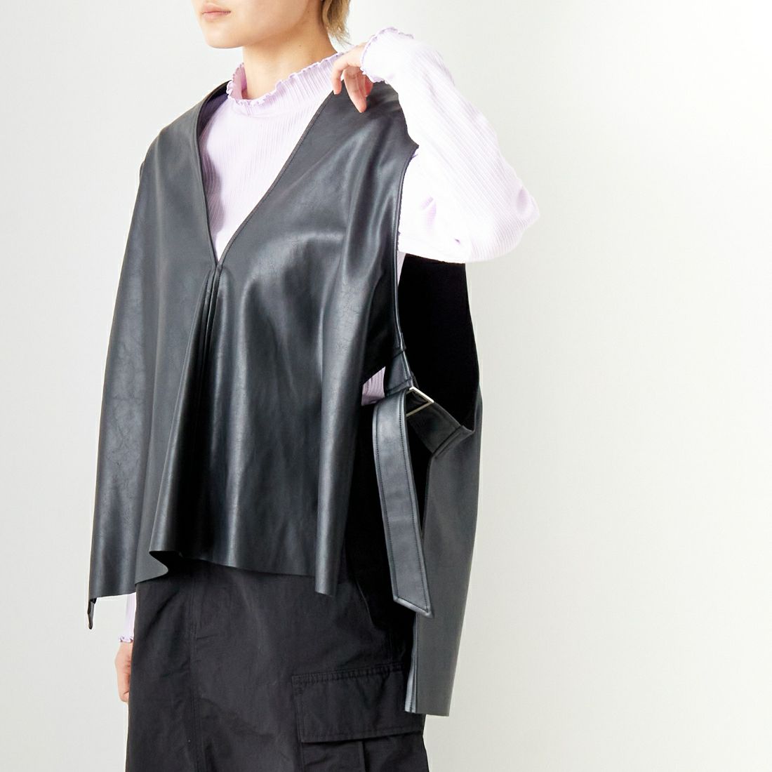 CADDITION [キャディション] エコレザーVネックベスト [541090] 12 BLACK &&モデル身長：160cm 着用サイズ：F&&