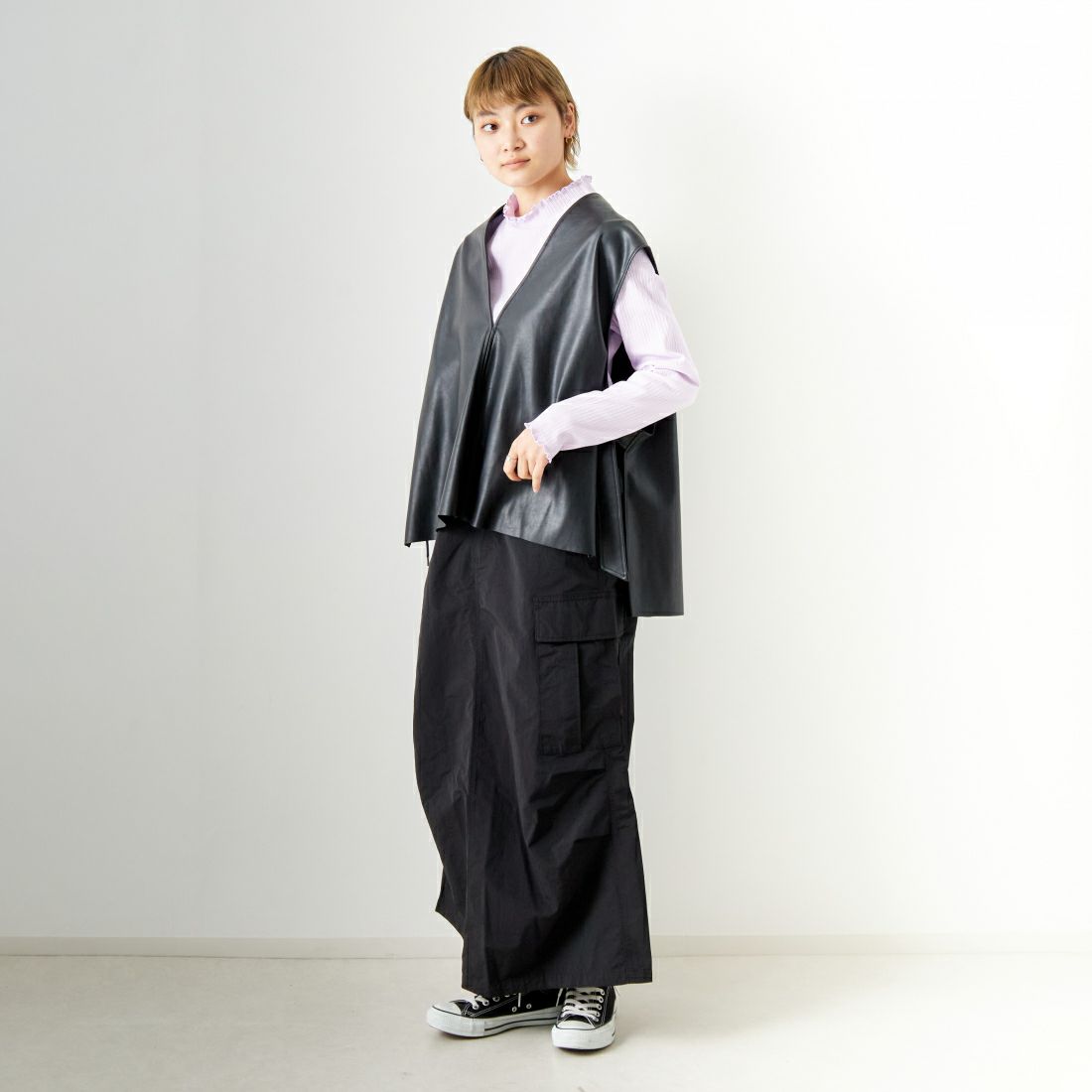 CADDITION [キャディション] エコレザーVネックベスト [541090] 12 BLACK &&モデル身長：160cm 着用サイズ：F&&