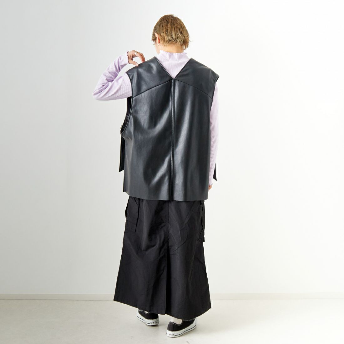 CADDITION [キャディション] エコレザーVネックベスト [541090] 12 BLACK &&モデル身長：160cm 着用サイズ：F&&
