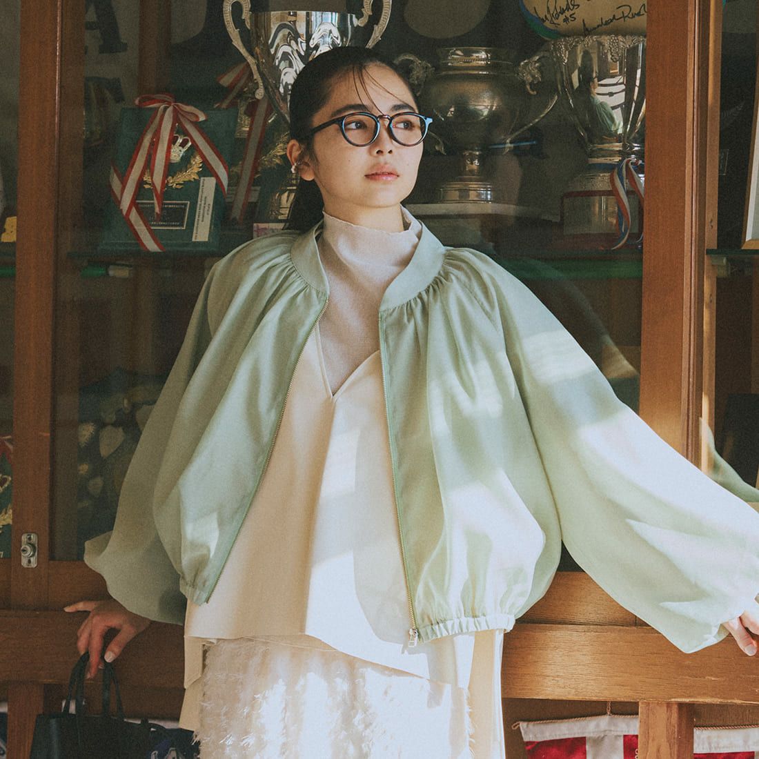 CADDITION [キャディション] エコレザーVネックベスト [541090] 02 IVORY &&モデル身長：165cm 着用サイズ：F&&