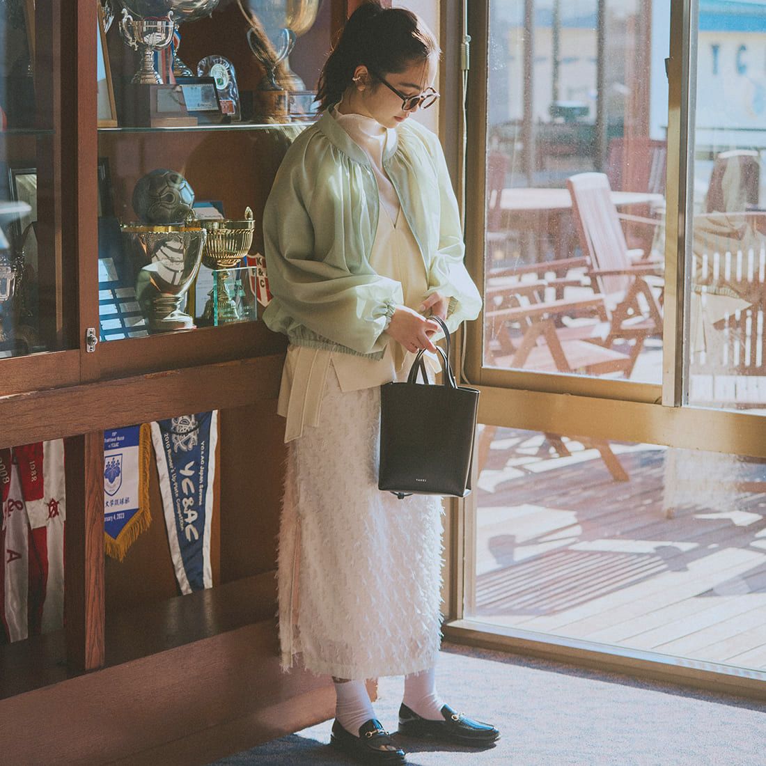 CADDITION [キャディション] エコレザーVネックベスト [541090] 02 IVORY &&モデル身長：165cm 着用サイズ：F&&