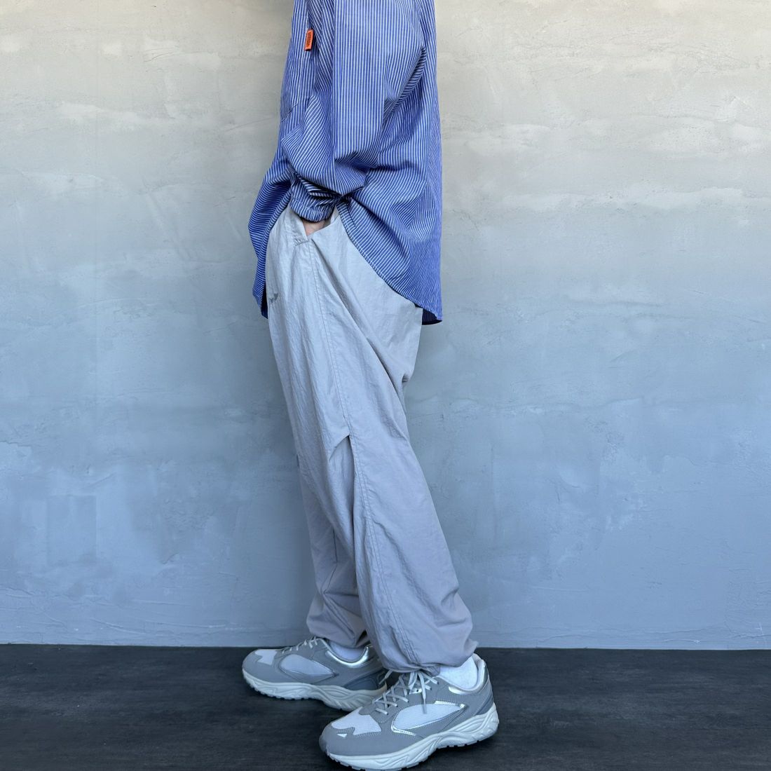 frostline [フロストライン] 別注 ナイロンパンツ [FL3-PT-IN4-JF] GRAY &&モデル身長：168cm 着用サイズ：L&&