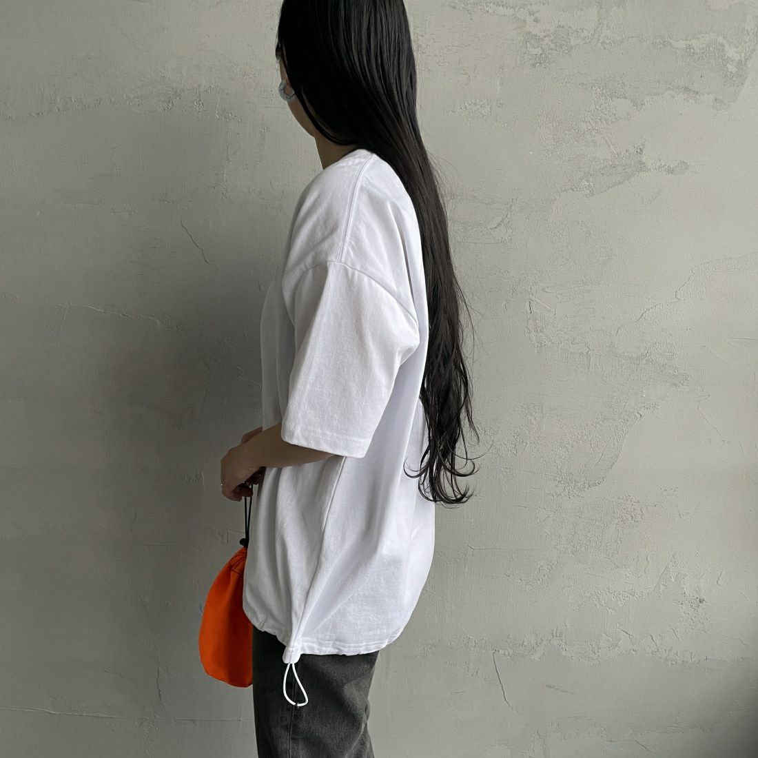 UNIVERSAL OVERALL [ユニバーサルオーバーオール] 別注 ドローコード付き ワイドシルエットTシャツ [U2411282IN-JF] WHITE &&モデル身長：156cm 着用サイズ：S&&