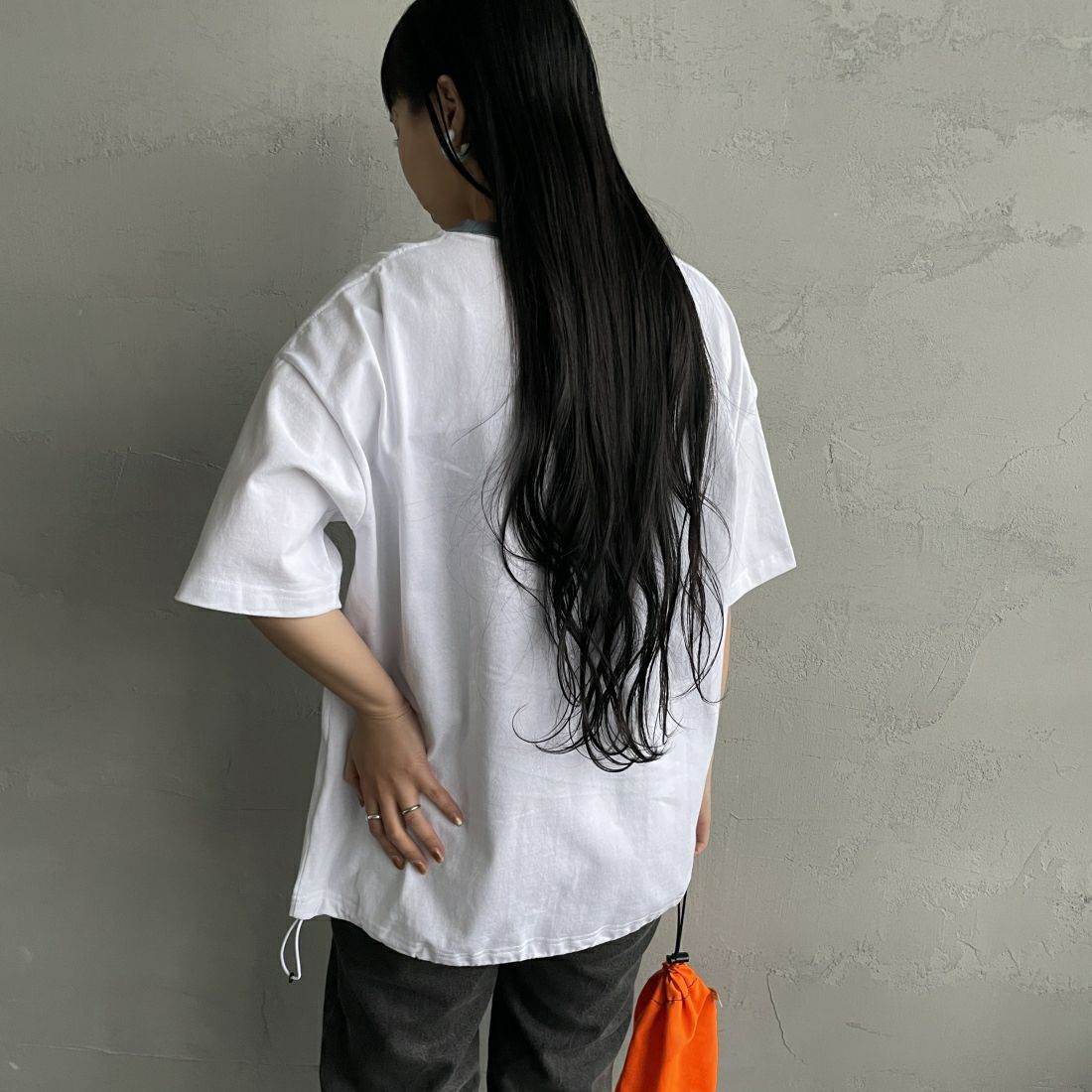 UNIVERSAL OVERALL [ユニバーサルオーバーオール] 別注 ドローコード付き ワイドシルエットTシャツ [U2411282IN-JF] WHITE &&モデル身長：156cm 着用サイズ：S&&