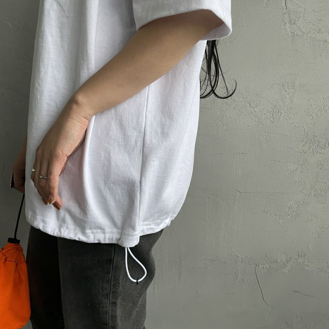 UNIVERSAL OVERALL [ユニバーサルオーバーオール] 別注 ドローコード付き ワイドシルエットTシャツ [U2411282IN-JF] WHITE &&モデル身長：156cm 着用サイズ：S&&