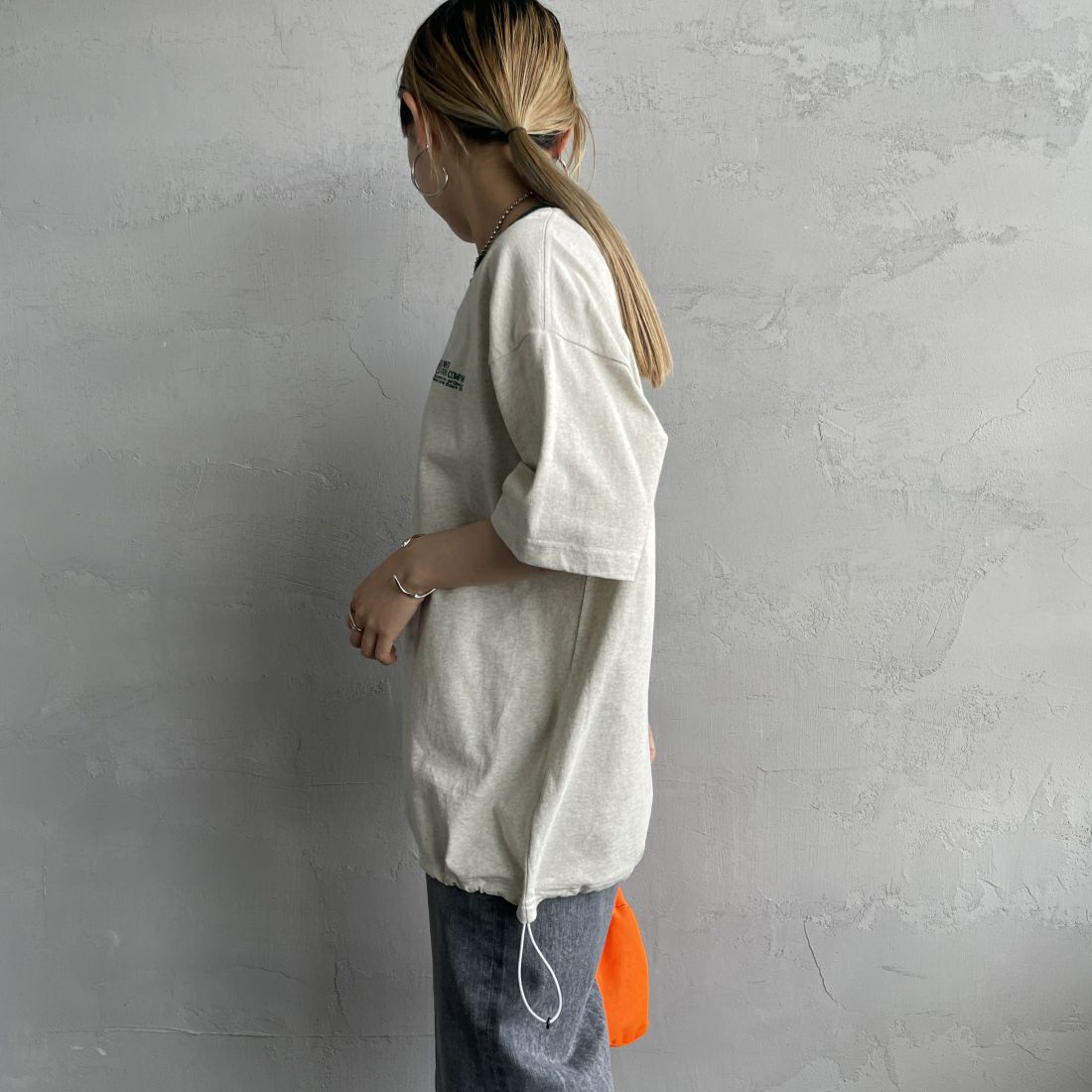 UNIVERSAL OVERALL [ユニバーサルオーバーオール] 別注 ドローコード付き ワイドシルエットTシャツ [U2411282IN-JF] GRAY &&モデル身長：156cm 着用サイズ：S&&
