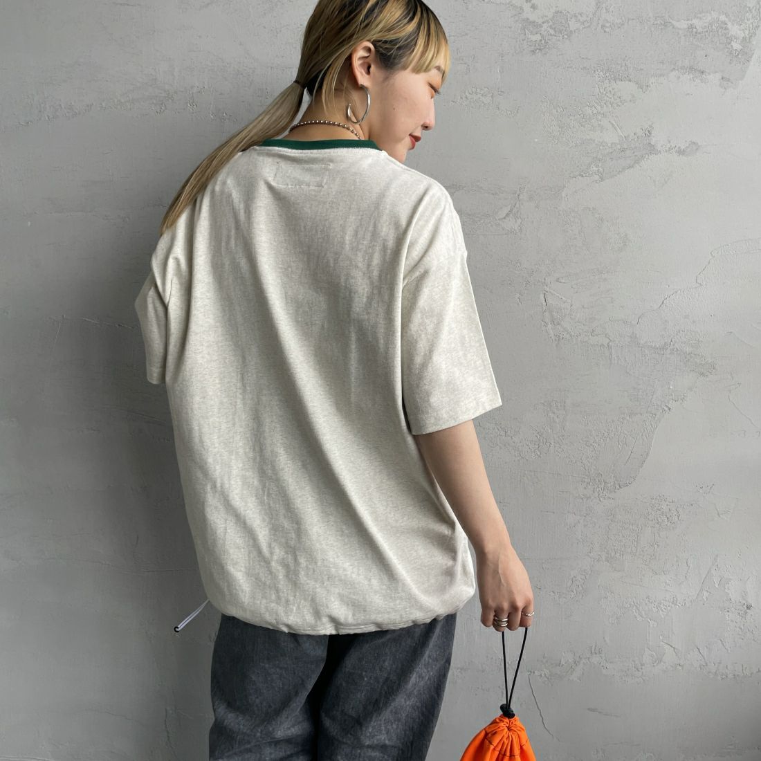 UNIVERSAL OVERALL [ユニバーサルオーバーオール] 別注 ドローコード付き ワイドシルエットTシャツ [U2411282IN-JF] GRAY &&モデル身長：156cm 着用サイズ：S&&