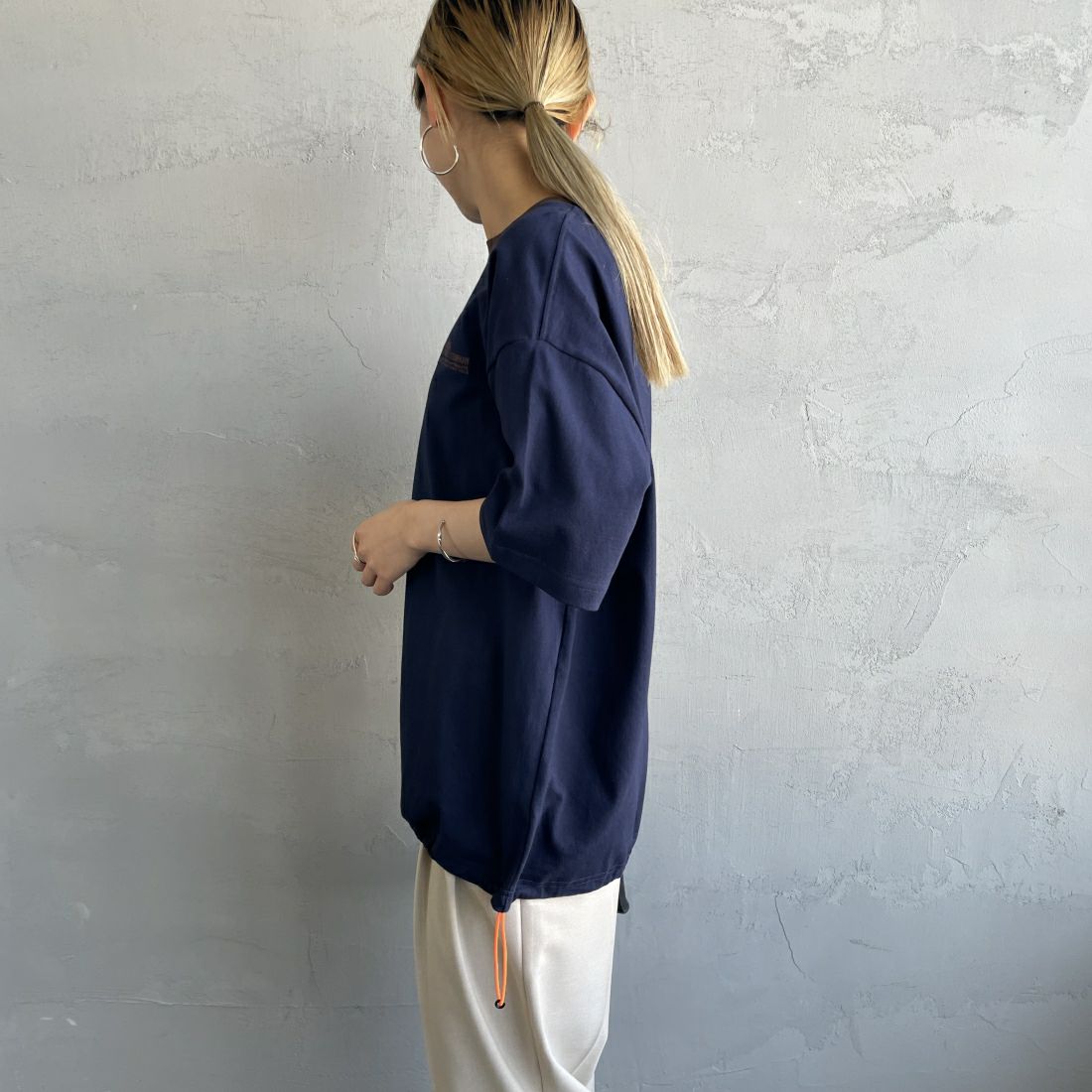 UNIVERSAL OVERALL [ユニバーサルオーバーオール] 別注 ドローコード付き ワイドシルエットTシャツ [U2411282IN-JF] NAVY &&モデル身長：156cm 着用サイズ：S&&