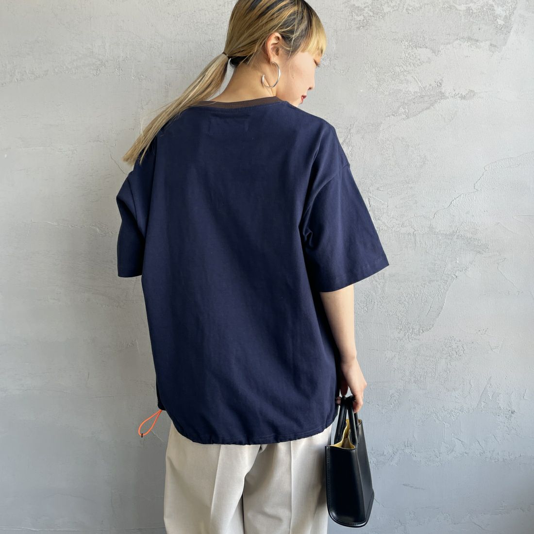 UNIVERSAL OVERALL [ユニバーサルオーバーオール] 別注 ドローコード付き ワイドシルエットTシャツ [U2411282IN-JF] NAVY &&モデル身長：156cm 着用サイズ：S&&