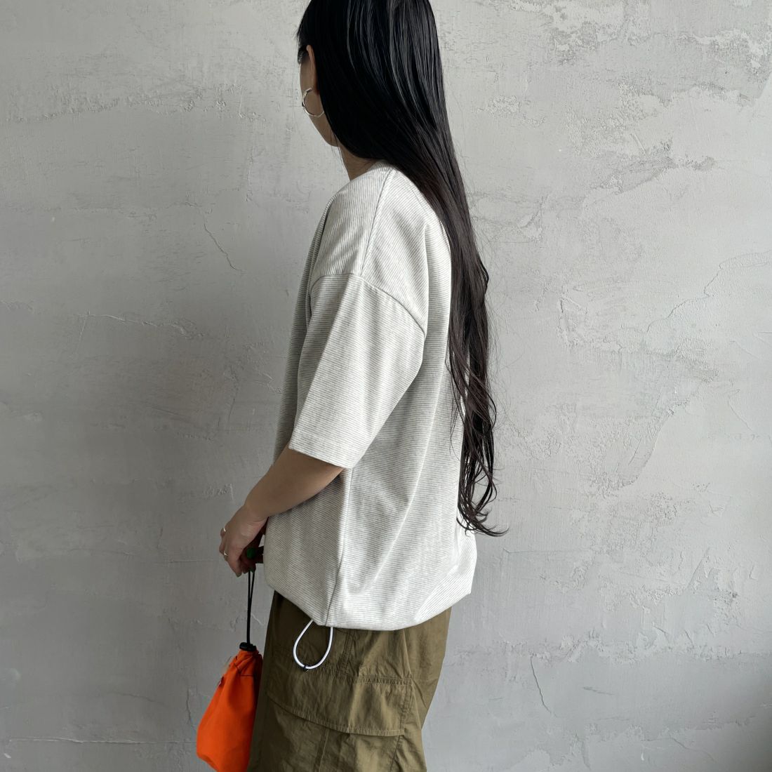 UNIVERSAL OVERALL [ユニバーサルオーバーオール] 別注 ドローコード付き ワイドシルエットTシャツ [U2411282IN-JF] GRY BORDER &&モデル身長：156cm 着用サイズ：S&&