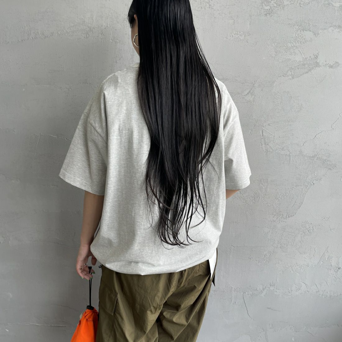 UNIVERSAL OVERALL [ユニバーサルオーバーオール] 別注 ドローコード付き ワイドシルエットTシャツ [U2411282IN-JF] GRY BORDER &&モデル身長：156cm 着用サイズ：S&&