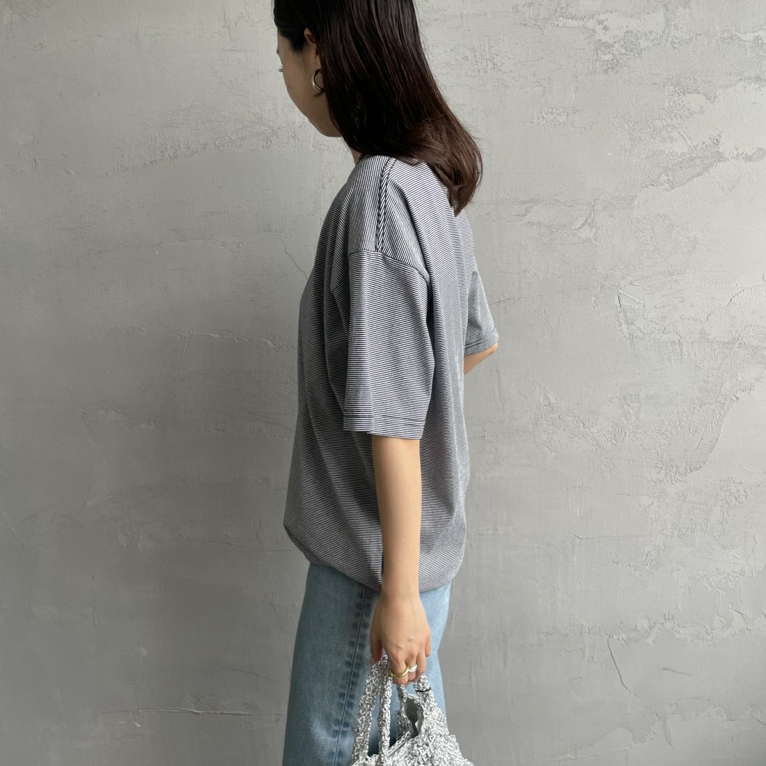 UNIVERSAL OVERALL [ユニバーサルオーバーオール] 別注 ドローコード付き ワイドシルエットTシャツ [U2411282IN-JF] NVY BORDER &&モデル身長：163cm 着用サイズ：S&&