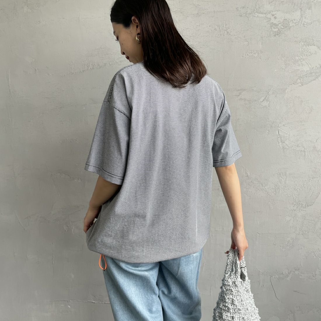 UNIVERSAL OVERALL [ユニバーサルオーバーオール] 別注 ドローコード付き ワイドシルエットTシャツ [U2411282IN-JF] NVY BORDER &&モデル身長：163cm 着用サイズ：S&&