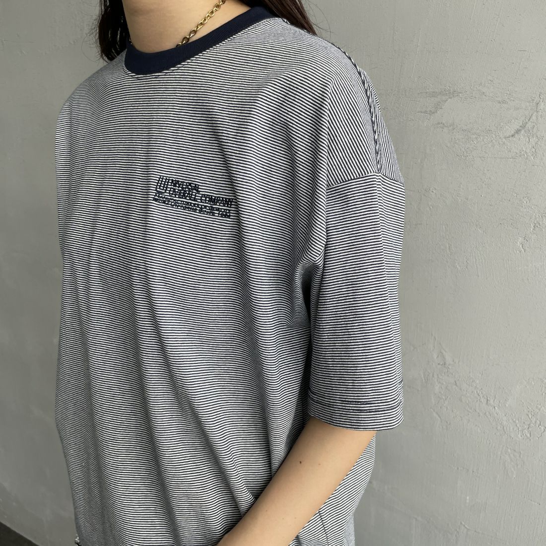UNIVERSAL OVERALL [ユニバーサルオーバーオール] 別注 ドローコード付き ワイドシルエットTシャツ [U2411282IN-JF] NVY BORDER &&モデル身長：163cm 着用サイズ：S&&