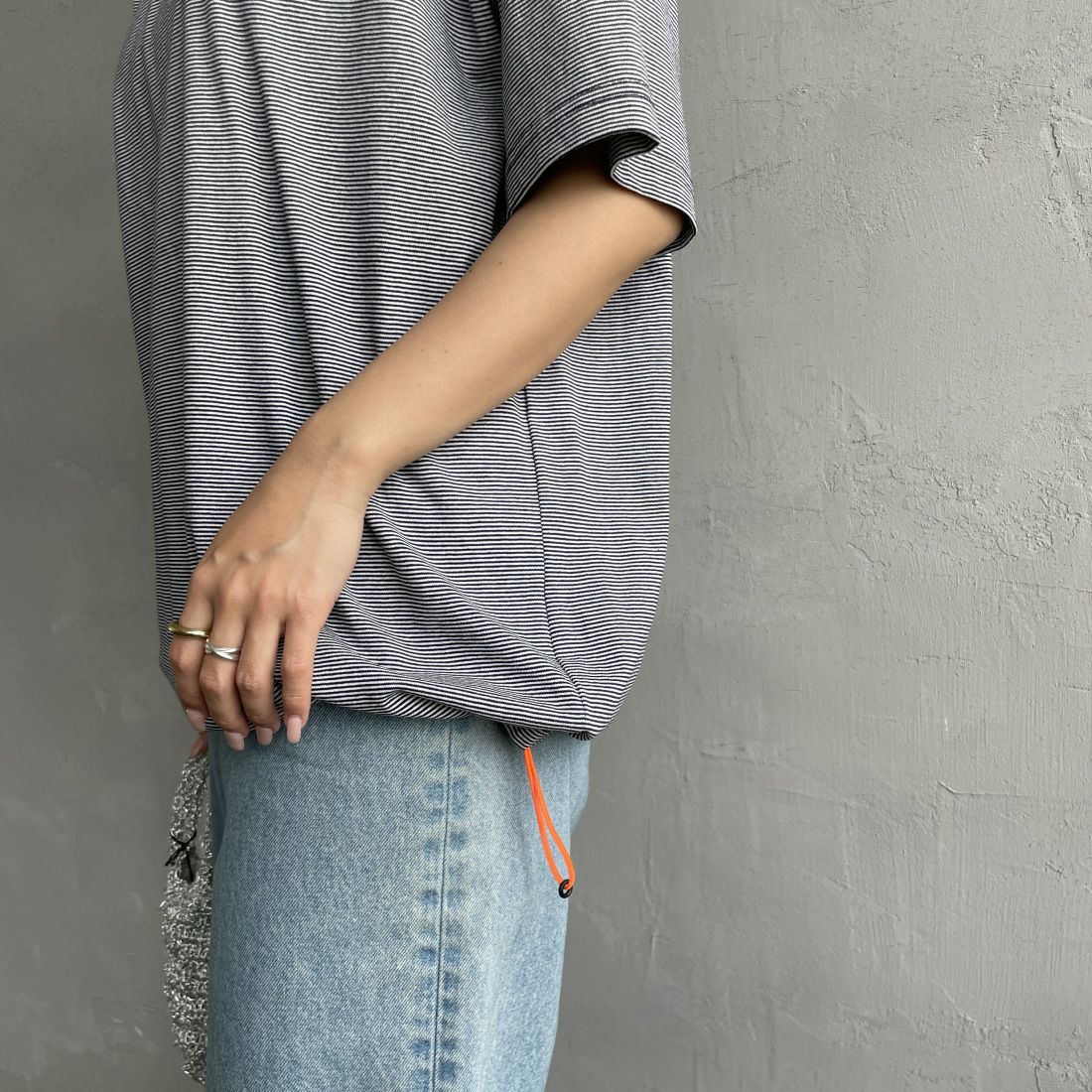 UNIVERSAL OVERALL [ユニバーサルオーバーオール] 別注 ドローコード付き ワイドシルエットTシャツ [U2411282IN-JF] NVY BORDER &&モデル身長：163cm 着用サイズ：S&&