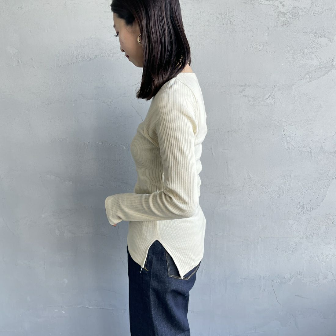 Noir Fabrik [ヌワールファブリック] ボートネックロングスリーブリブTシャツ [JFS-C021] BEIGE &&モデル身長：163cm 着用サイズ：1&&