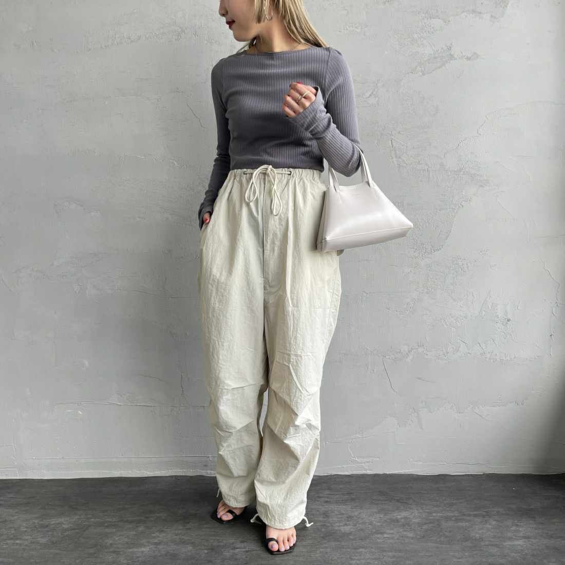 Noir Fabrik [ヌワールファブリック] ボートネックロングスリーブリブTシャツ [JFS-C021] CHARCOAL &&モデル身長：156cm 着用サイズ：0&&