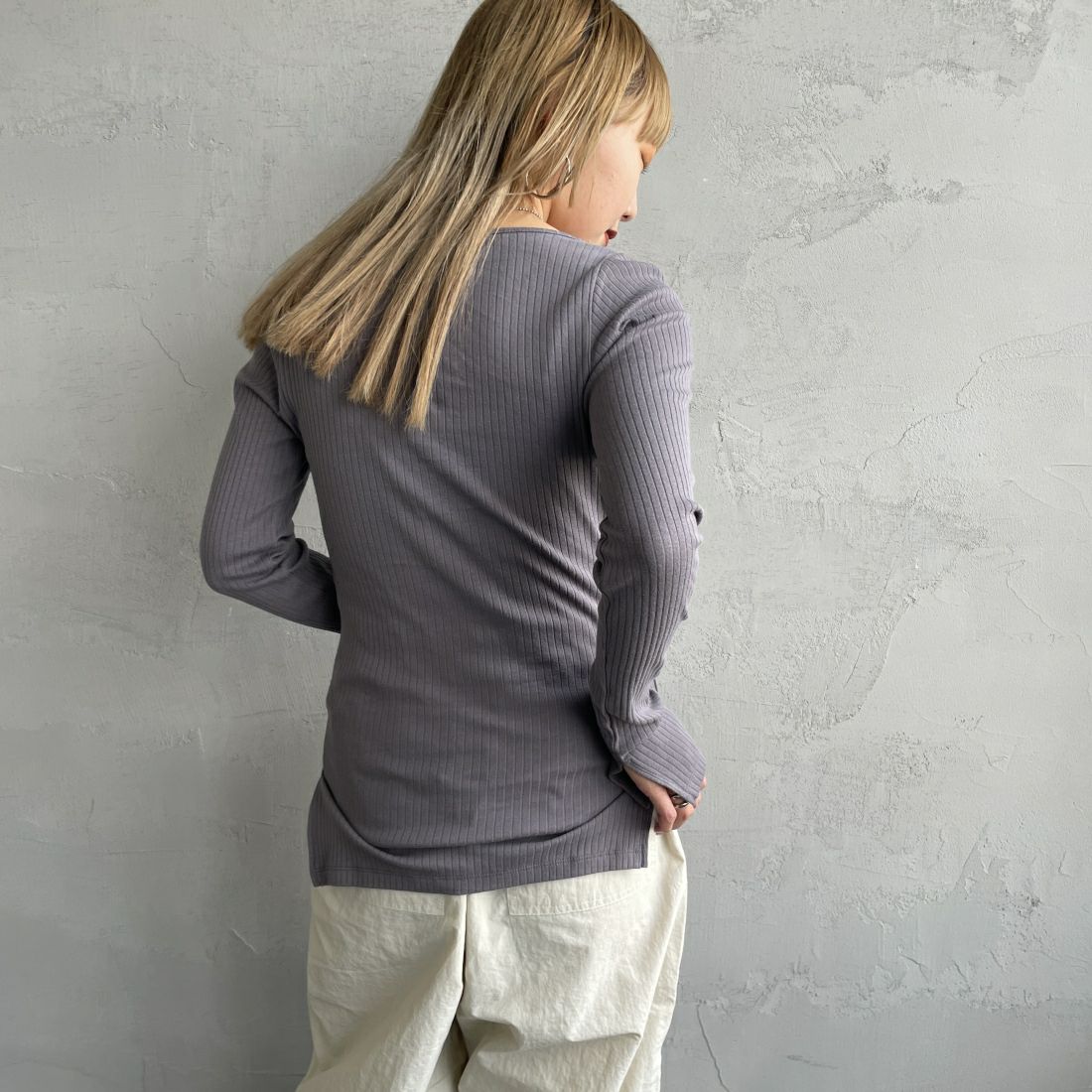 Noir Fabrik [ヌワールファブリック] ボートネックロングスリーブリブTシャツ [JFS-C021] CHARCOAL &&モデル身長：156cm 着用サイズ：0&&