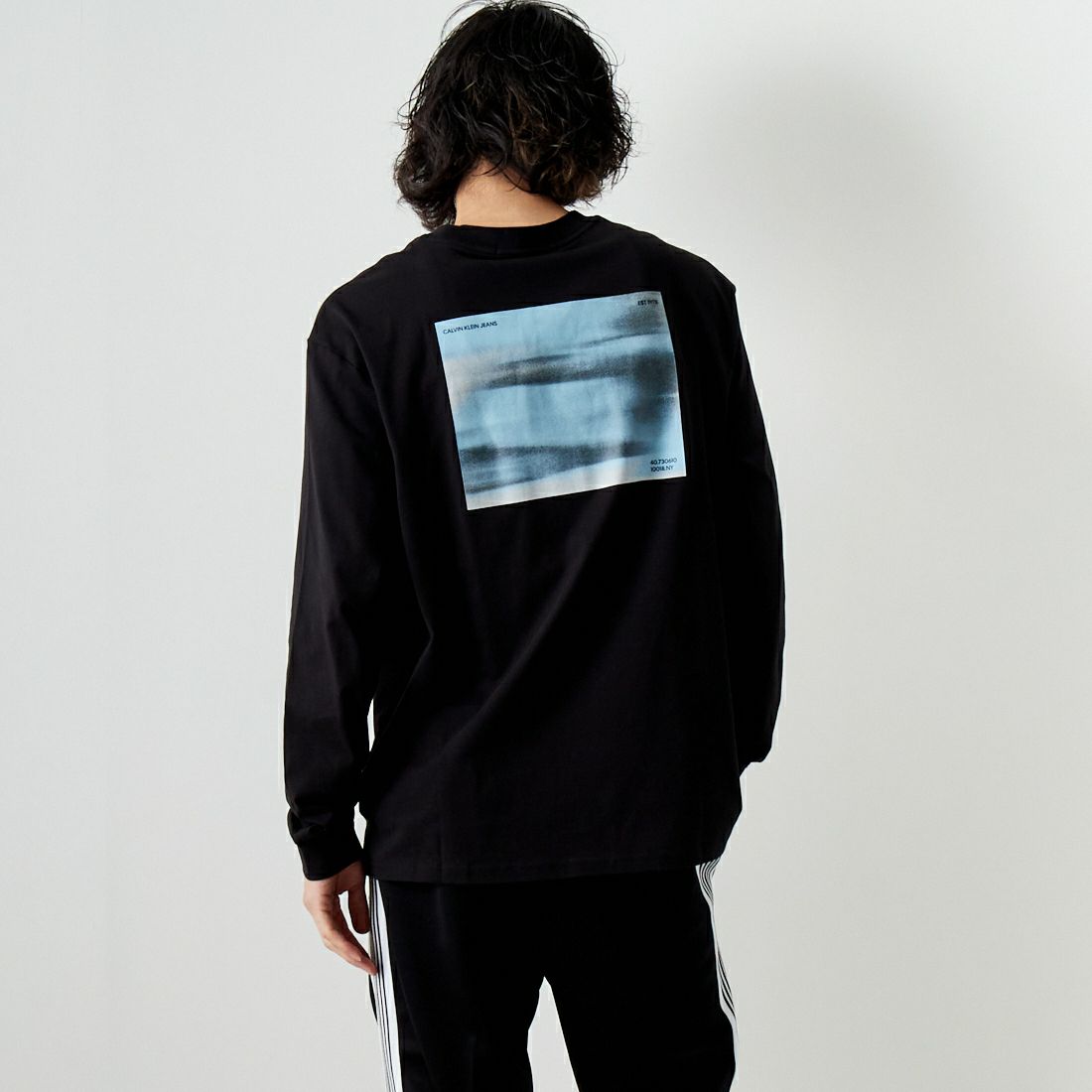 Calvin Klein Jeans [カルバンクライン ジーンズ] SPRAY BOX ロングスリーブTシャツ [J30J324642] BEH &&モデル身長：182cm 着用サイズ：L&&